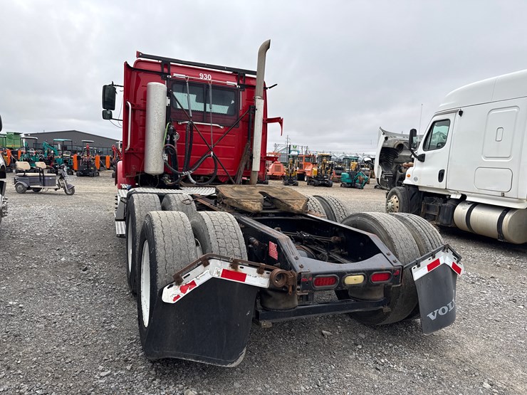 2011-volvo-10-image-4