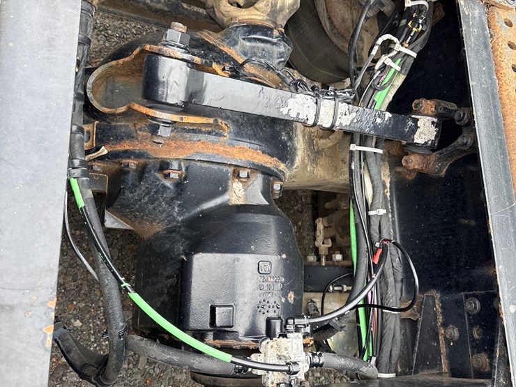 2011-volvo-10-image-18