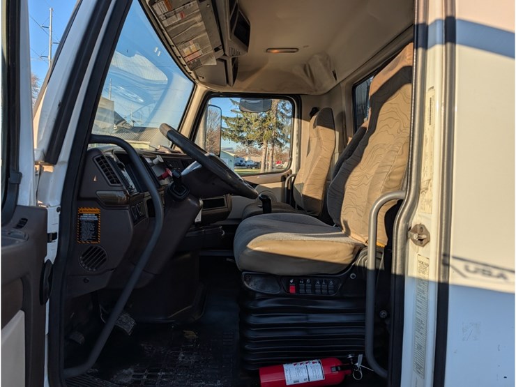 2014-volvo-vnl-day-cab-image-21