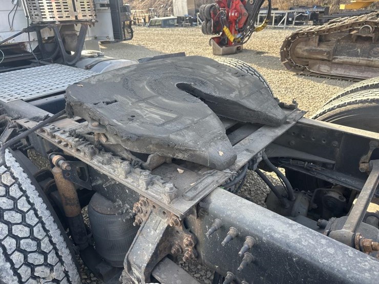 2011-volvo-10-image-21