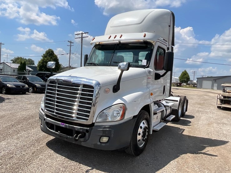 2016-freightliner-ca125-day-cab-image-2