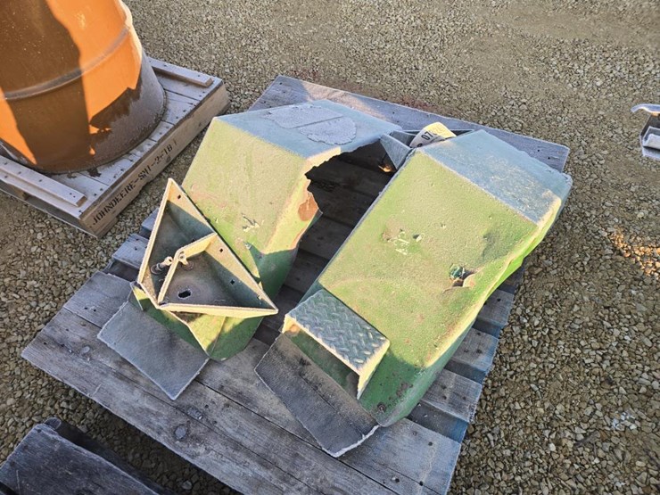 #7324-•-pair-john-deere-4440-front-fenders-image-5