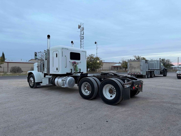 2015-peterbilt-389-image-2