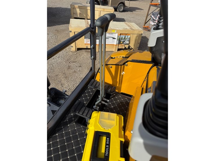 sdlanch-sdle20-mini-excavator-w-hydraulic-thumb-image-10