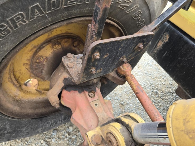 caterpillar-th83-image-23