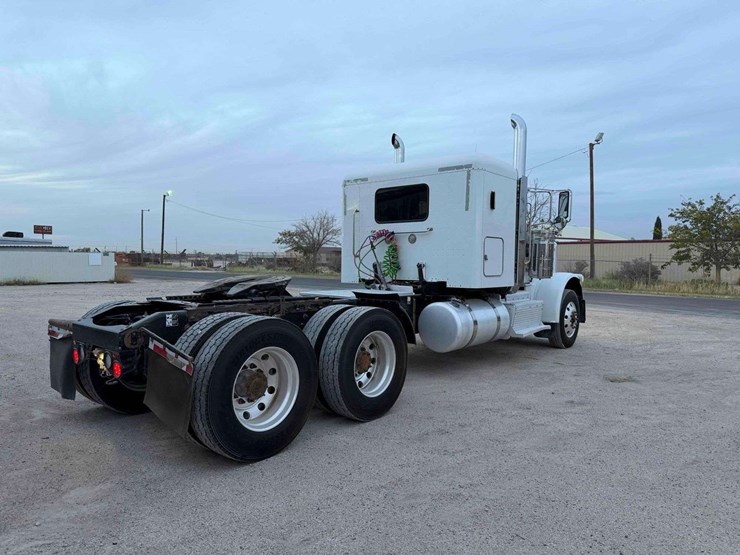 2015-peterbilt-389-image-3