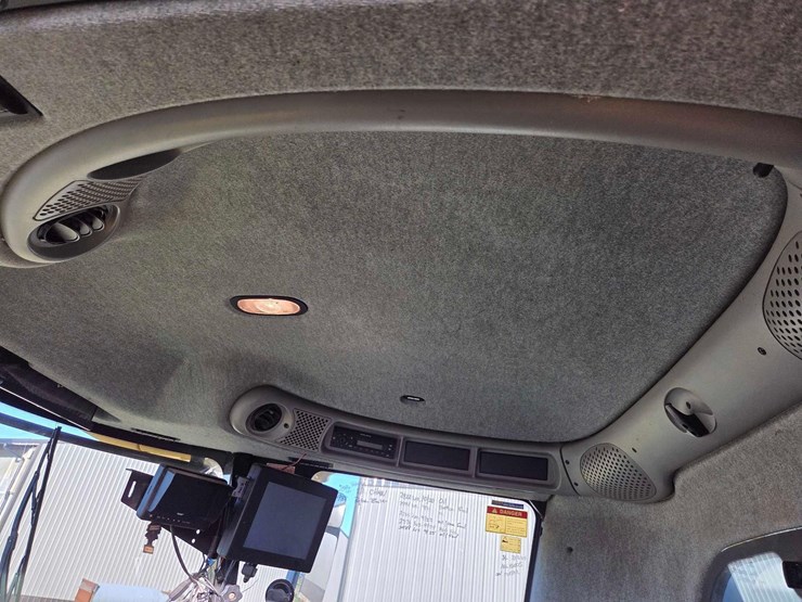 2010-new-holland-cr9065-image-52