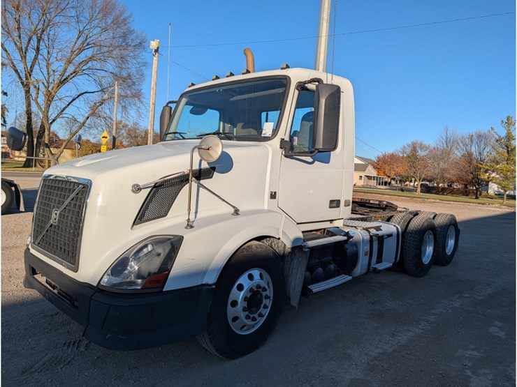 2014-volvo-vnl-day-cab-image-1