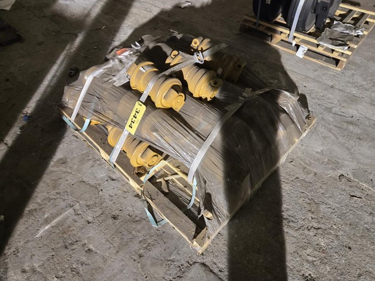 #3434-•-pallet-of-cr6693ai-track-rollers-image-4