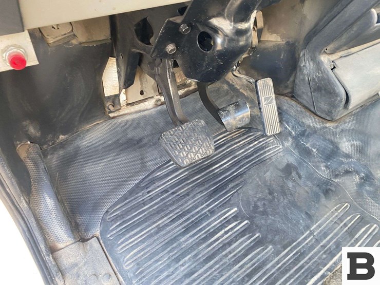 2002-freightliner-fl70-image-46