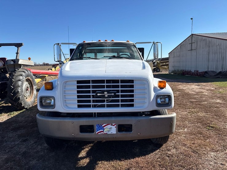 2001-chevy-c6500-truck-image-2