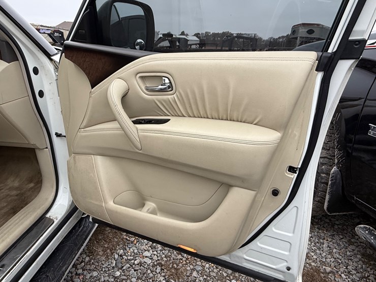 2012-infiniti-qx56-image-24