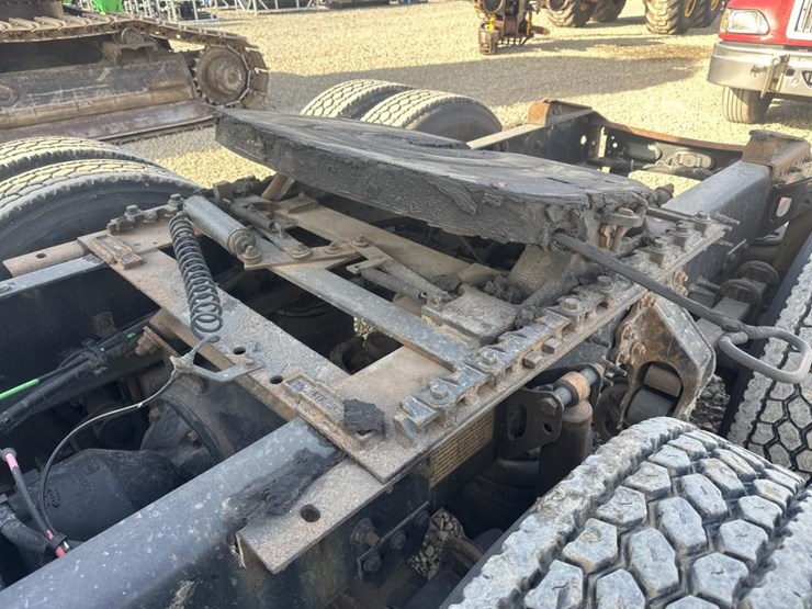 2011-volvo-10-image-22