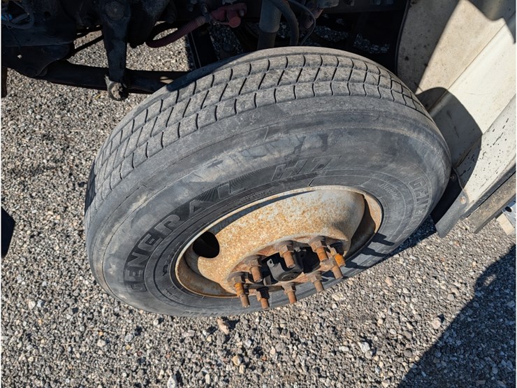 2016-freightliner-m2-day-cab-image-14