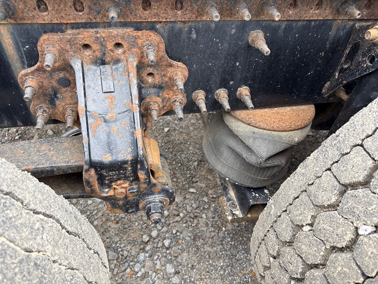 2011-volvo-10-image-15