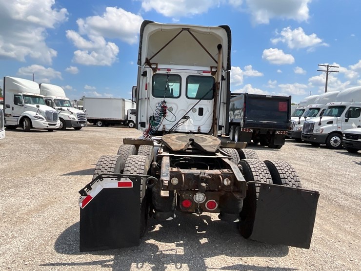2016-freightliner-ca125-day-cab-image-13