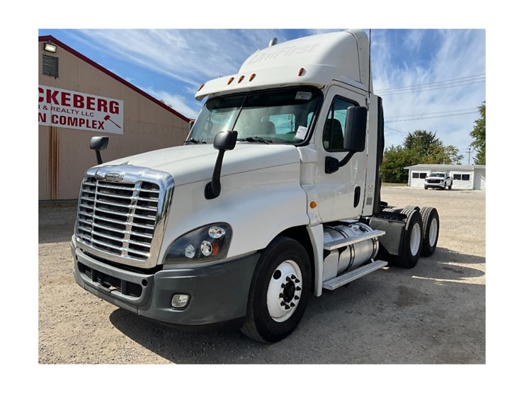 2014-freightliner-ca125-day-cab-image-2
