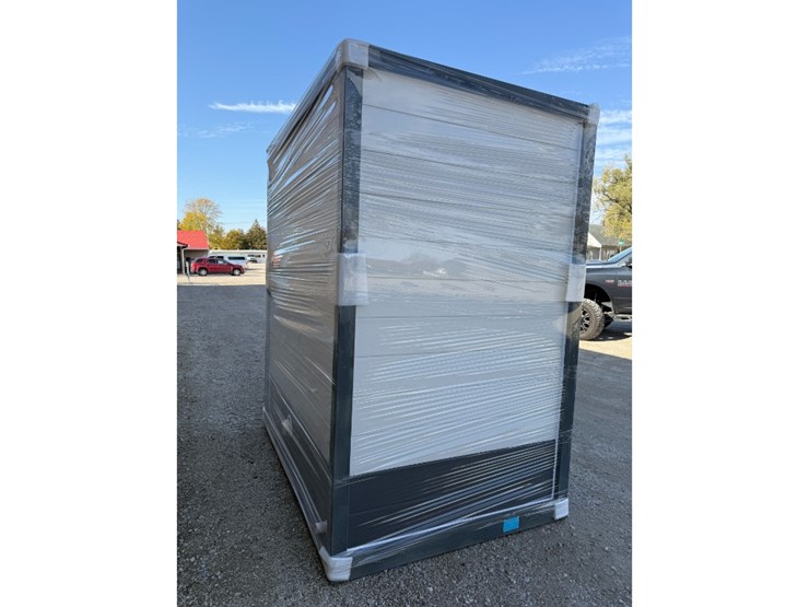 rm87-96-mobile-restroom-image-4