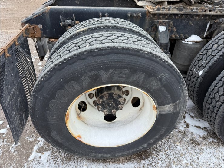 2011-volvo-vnl-day-cab-image-12