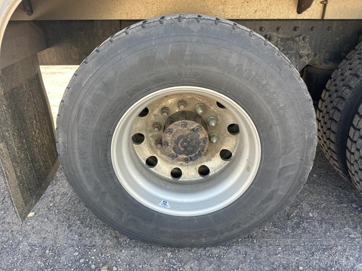 2013-freightliner-m2-106-image-67