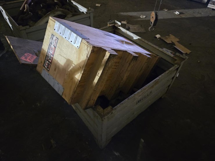 #3402-•-steel-crate-w/-misc.-items-image-3