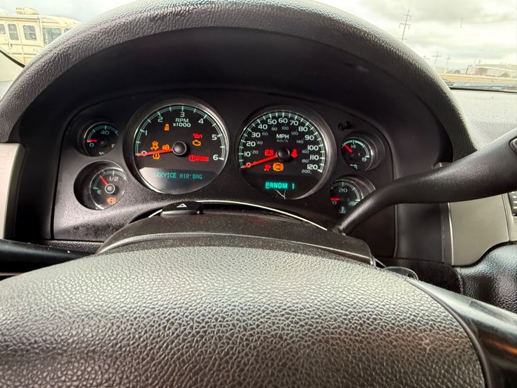 2012-chevrolet-suburban-image-28