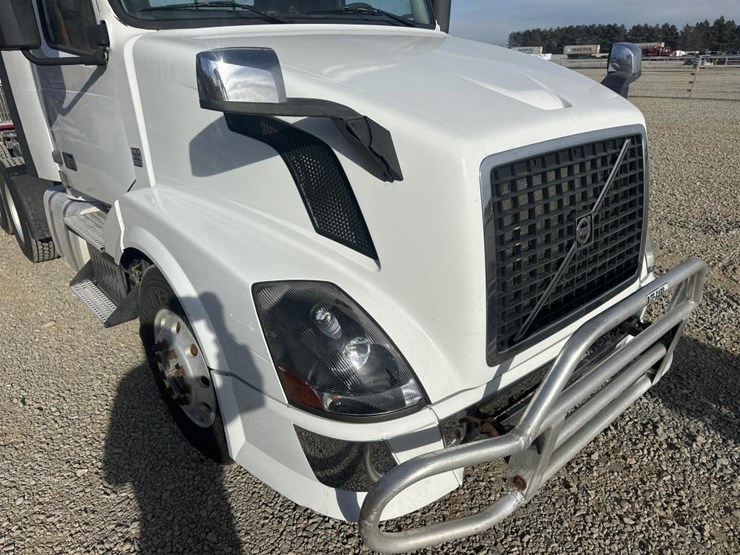 2011-volvo-10-image-10