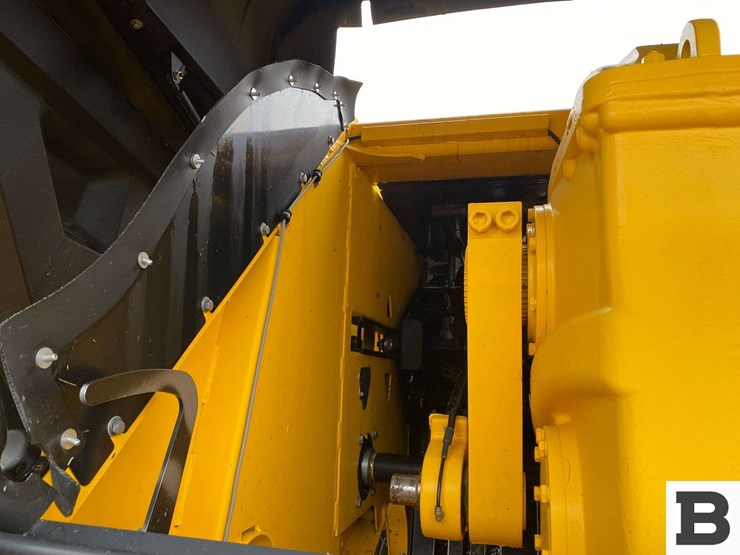 new-holland-340-image-19