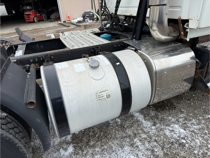 2011-volvo-vnl-day-cab-image-14