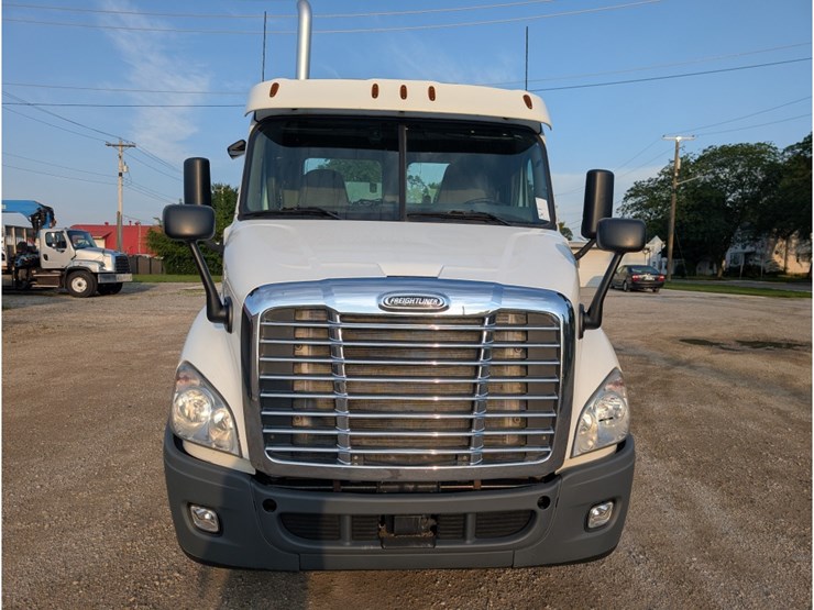 2016-freightliner-ca113-day-cab-image-2