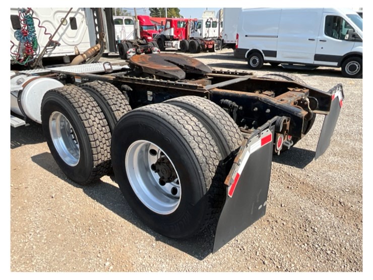 2016-freightliner-ca113-daycab-image-16