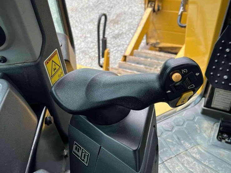 2022-caterpillar-d7-image-12