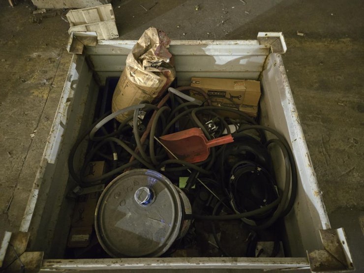 #3471-•-crate-of-welding-supplies-and-misc.-items-image-5