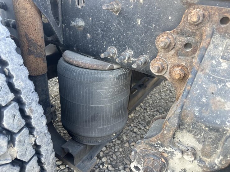 2011-volvo-10-image-45