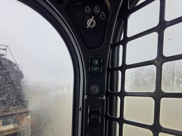 2013-bobcat-t770-image-44