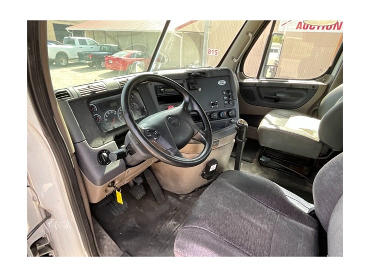 2014-freightliner-ca125-day-cab-image-21