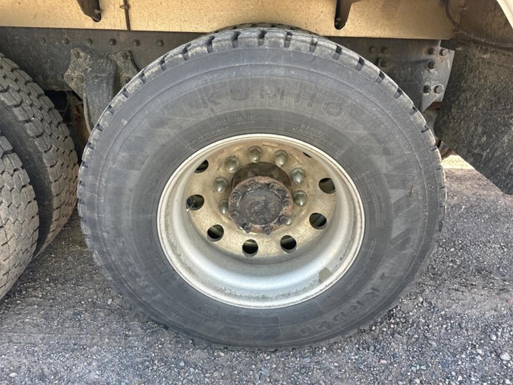 2013-freightliner-m2-106-image-69