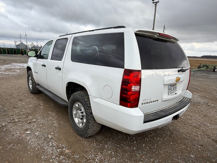 2012-chevrolet-suburban-image-5