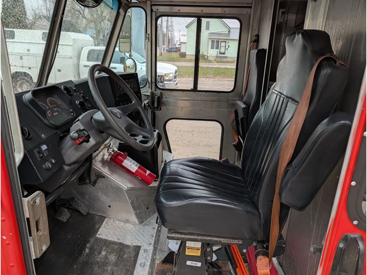 2017-freightliner-mt55-image-12