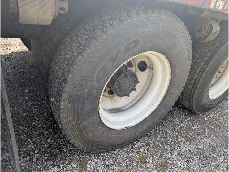 2015-freightliner-m2-106-image-8