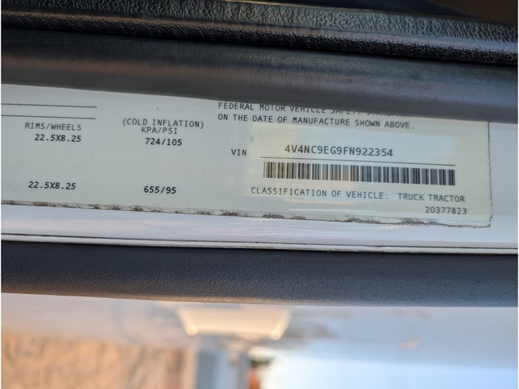 2015-volvo-vnl-day-cab-image-29