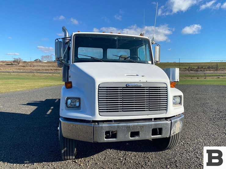 2002-freightliner-fl70-image-9