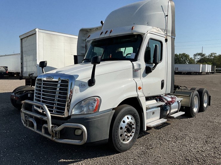 2016-freightliner-ca125-day-cab-image-2