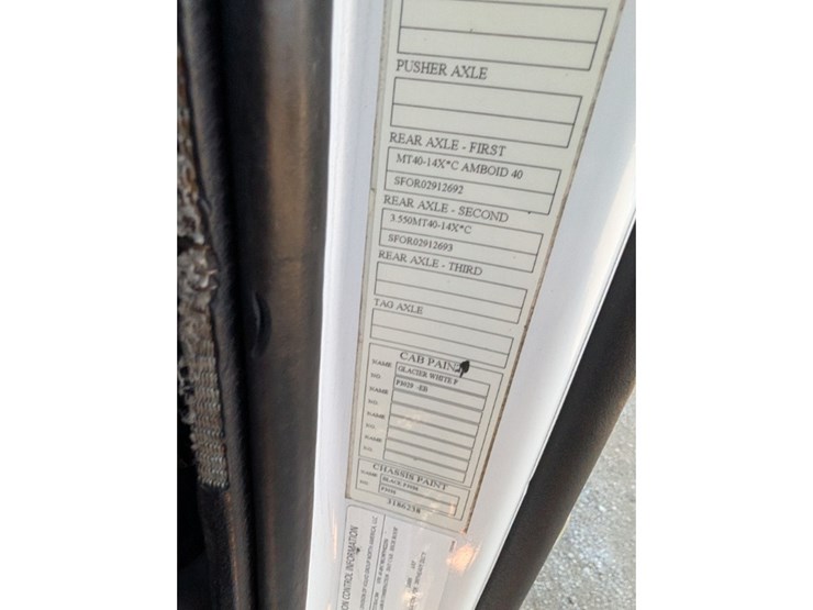 2015-volvo-vnl-day-cab-image-31