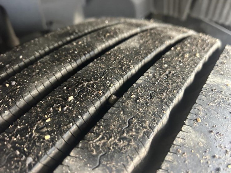 #1676-•-2015-volvo-vnl-day-cab-truck-tractor-image-65