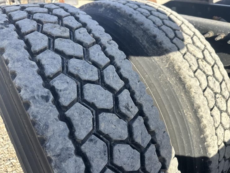 2011-volvo-10-image-59