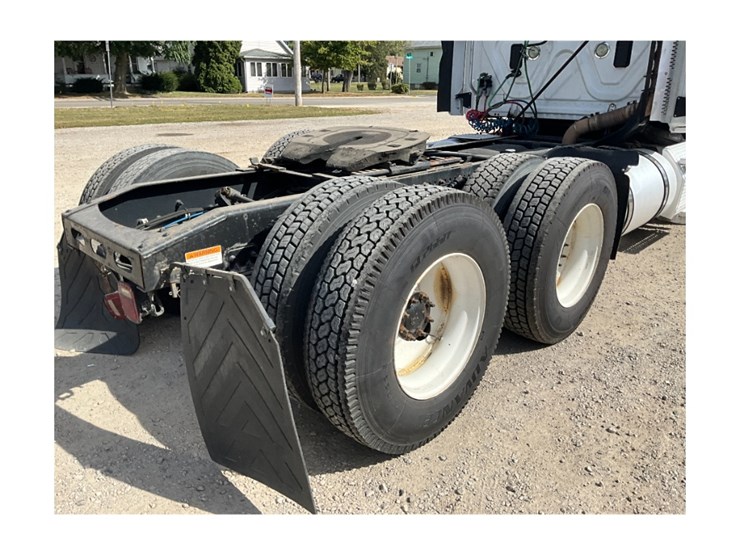 2014-freightliner-ca125-day-cab-image-12