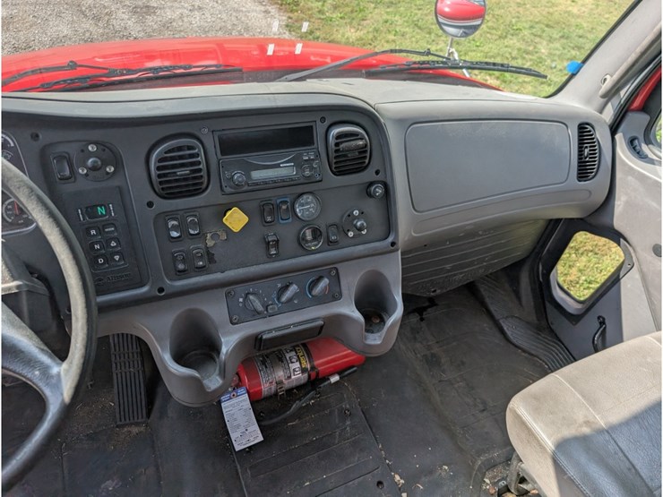 2015-freightliner-m2-106-image-22