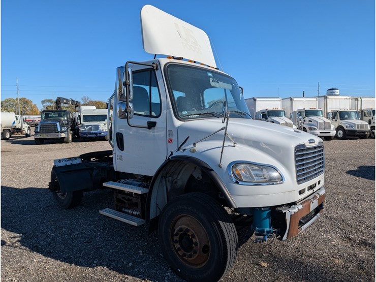 2016-freightliner-m2-day-cab-image-3