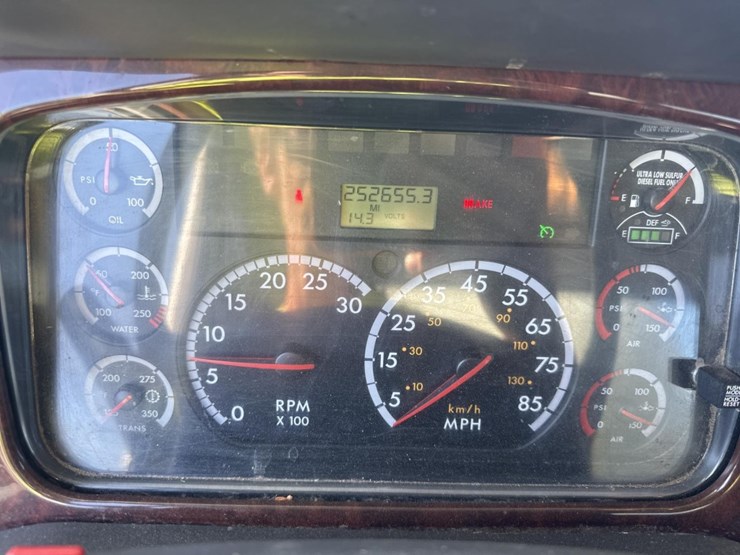 2013-freightliner-m2-106-image-38